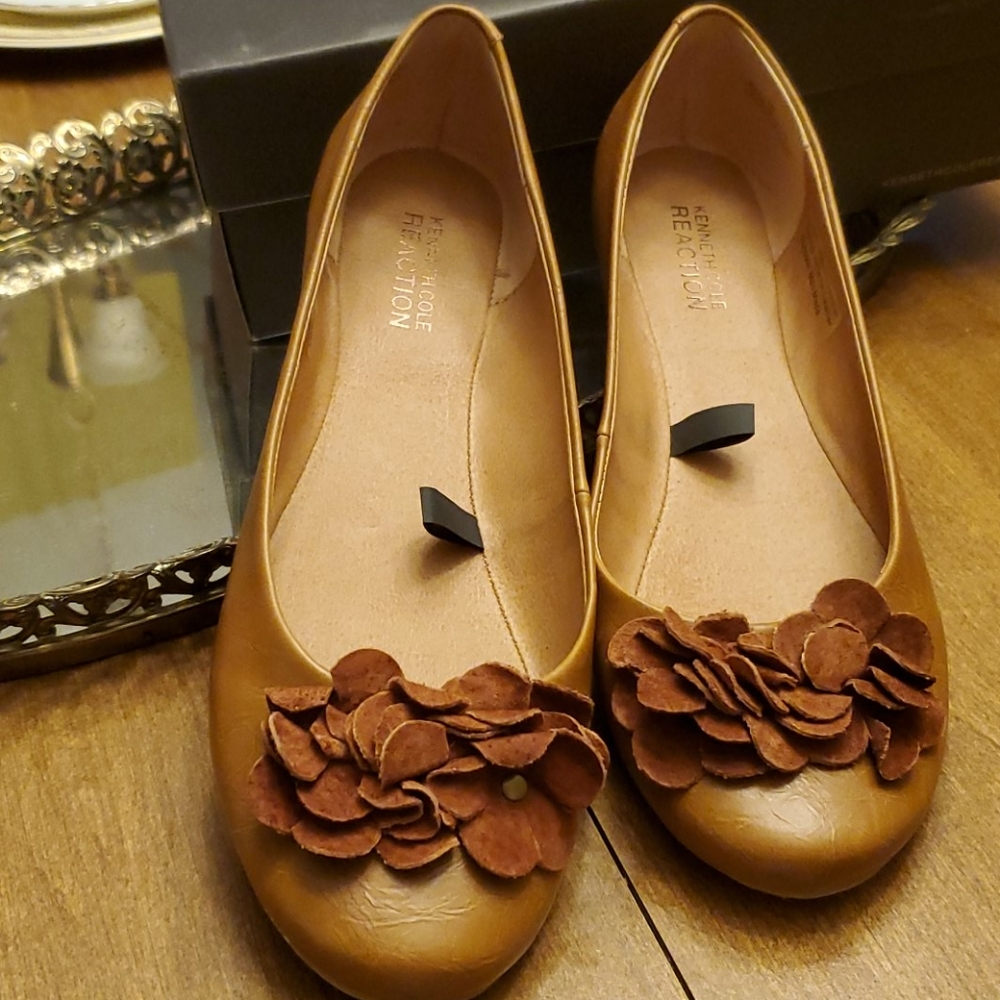 Kenneth Cole  brown flat with suede flowers